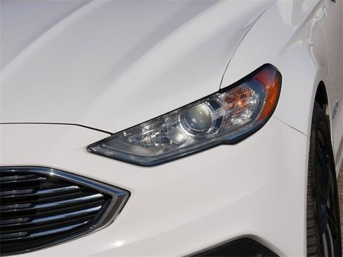 Used 2017 Ford Fusion SE image 10