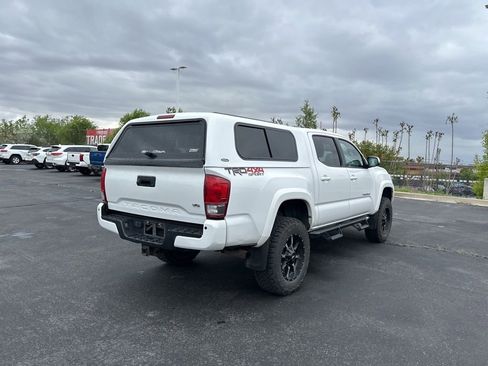 Used 2017 Toyota Tacoma TRD Sport AWD/4WD image 4