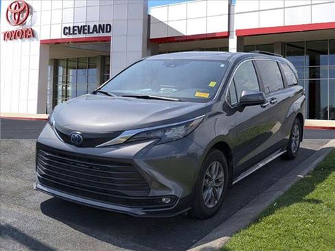 Used 2025 Toyota Sienna XLE w/ XLE Plus Package FWD image 4