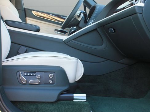 Certified 2024 Bentley Bentayga Extended Wheelbase AWD/4WD image 41