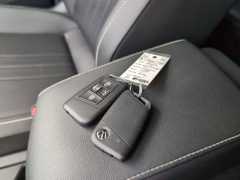 Used 2024 Volkswagen Tiguan SE R-Line FWD image 31