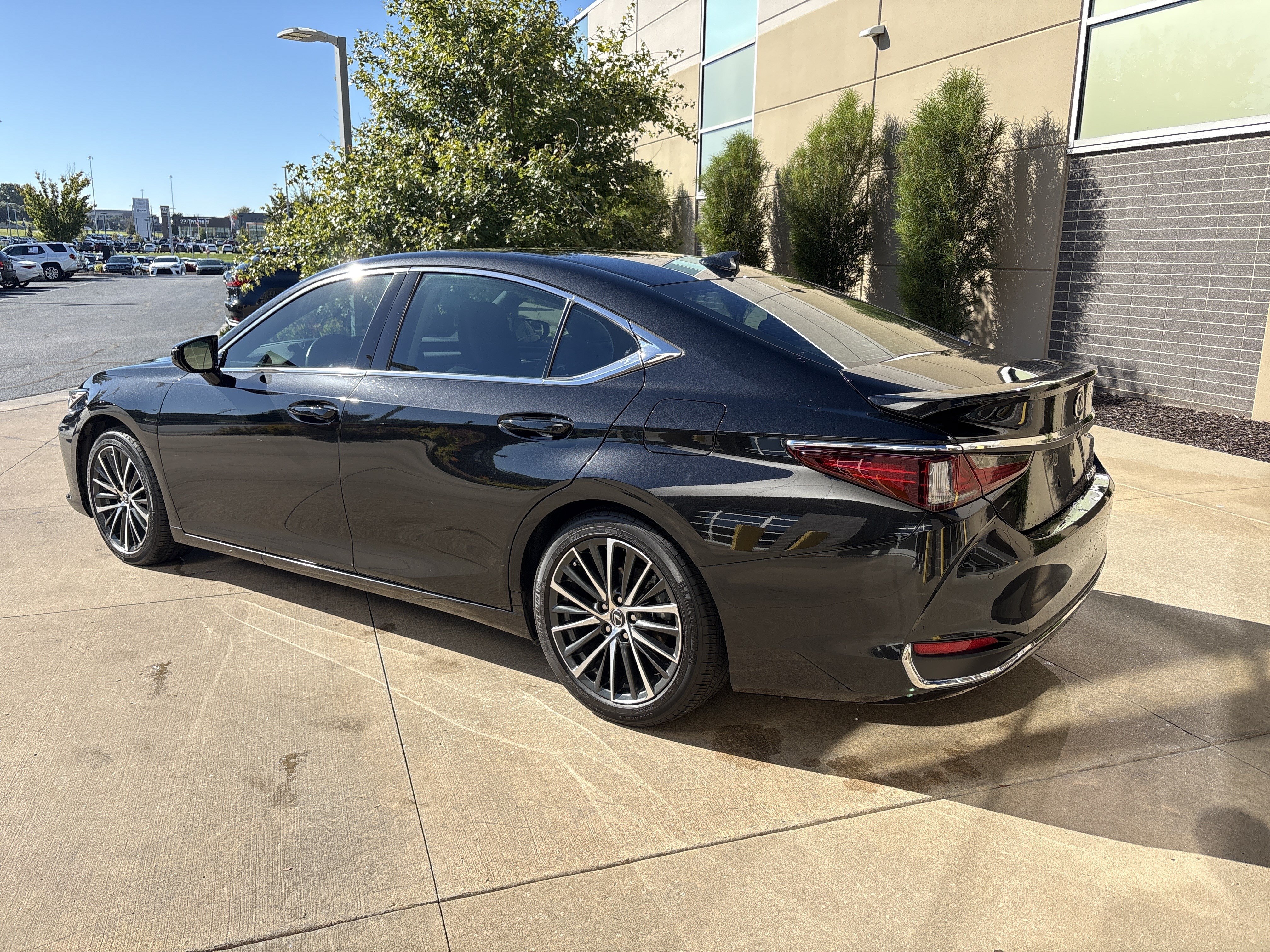Used 2025 Lexus ES 300h w/ Premium Package FWD image 28