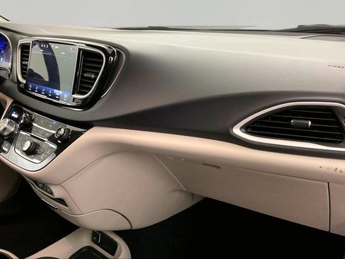 Used 2023 Chrysler Pacifica Touring-L FWD image 22