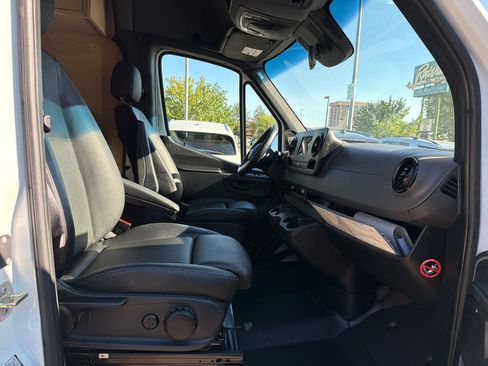 Used 2022 Mercedes-Benz Sprinter 2500 image 23