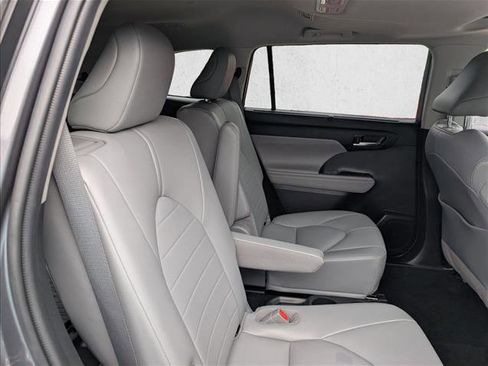 Certified 2021 Toyota Highlander XLE image 16