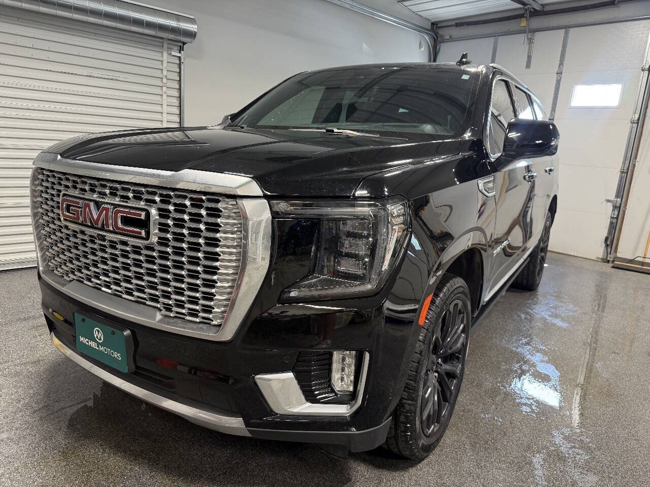 Used 2021 GMC Yukon Denali w/ Denali Ultimate Package AWD/4WD image 3