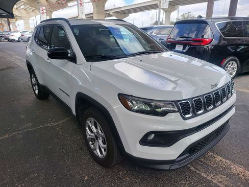Used 2025 Jeep Compass Latitude w/ Sun & Sound Group AWD/4WD image 2