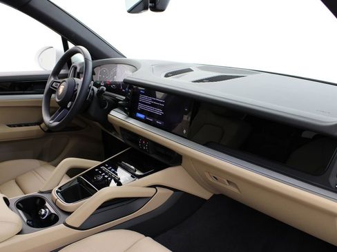 New 2025 Porsche Cayenne image 4