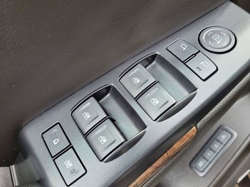 Used 2017 Chevrolet Suburban LT image 21