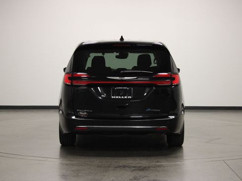 Used 2023 Chrysler Pacifica Limited FWD image 7