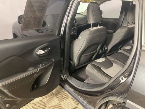 Used 2016 Jeep Cherokee Sport image 18