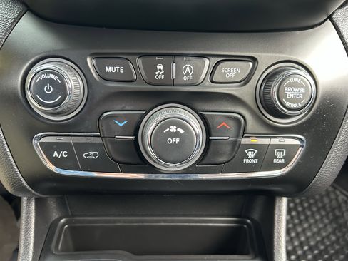 Used 2020 Jeep Cherokee Latitude w/ Cold Weather Group image 14