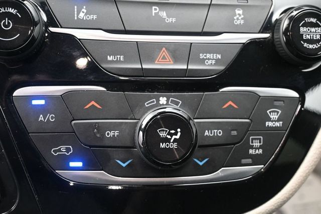 Used 2023 Chrysler Pacifica Limited FWD image 12