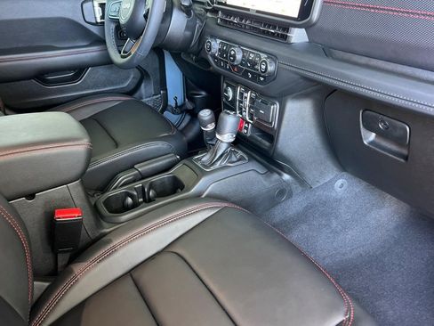 Used 2025 Jeep Wrangler Unlimited Rubicon AWD/4WD image 35