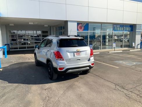Used 2022 Chevrolet Trax LT w/ LT Convenience Package image 9