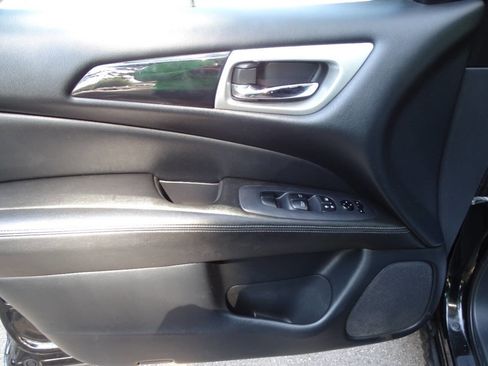 Used 2019 Nissan Pathfinder SV image 13