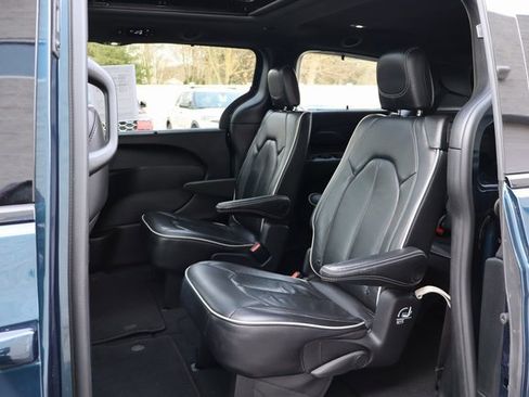 Used 2025 Chrysler Pacifica Limited image 10