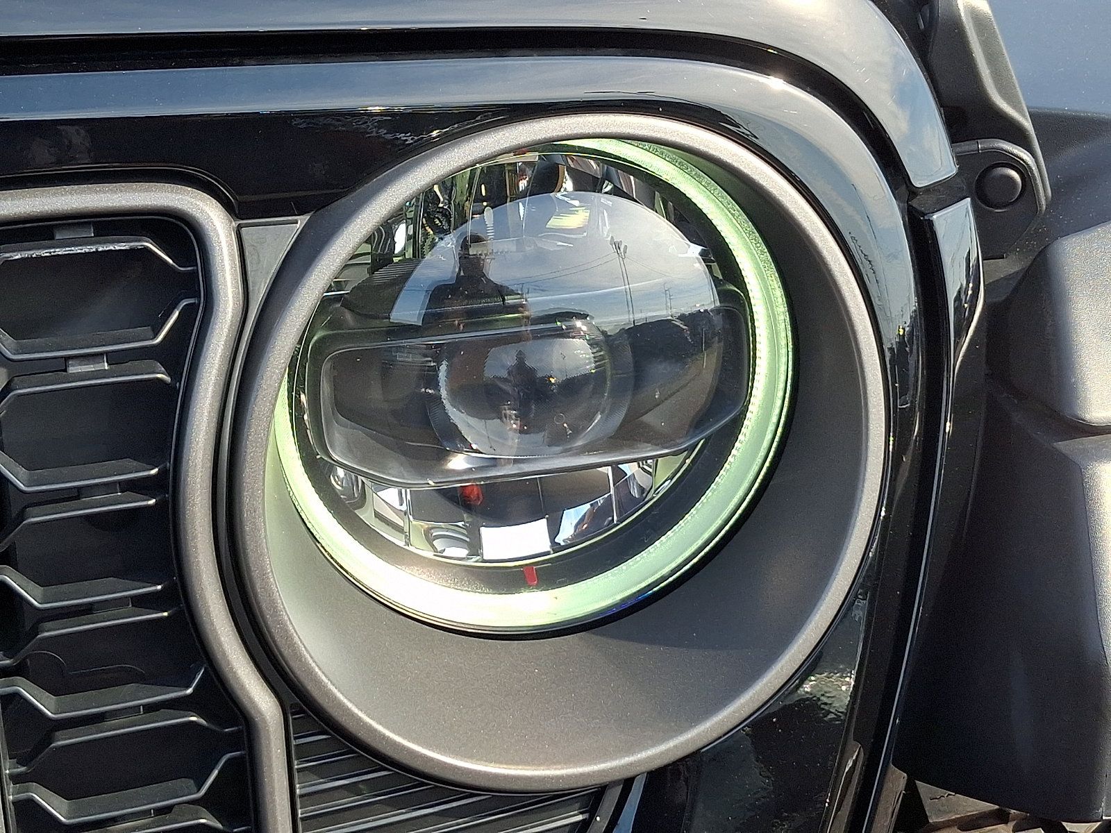 Used 2025 Jeep Gladiator Mojave w/ Safety Group AWD/4WD image 9