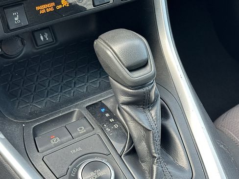Certified 2019 Toyota RAV4 XLE w/ Convenience Package AWD/4WD image 21