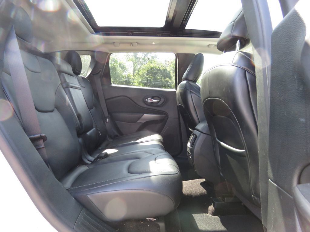 Used 2019 Jeep Cherokee Limited w/ Luxury Group AWD/4WD image 16