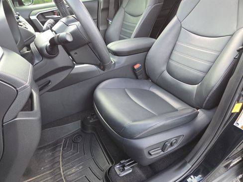 Used 2019 Toyota RAV4 XLE Premium FWD image 23