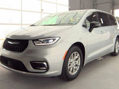 Used 2026 Chrysler Pacifica Select FWD image 1