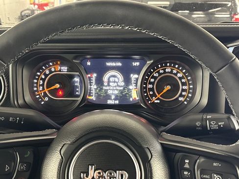 Used 2025 Jeep Gladiator Rubicon w/ Convenience Group AWD/4WD image 20