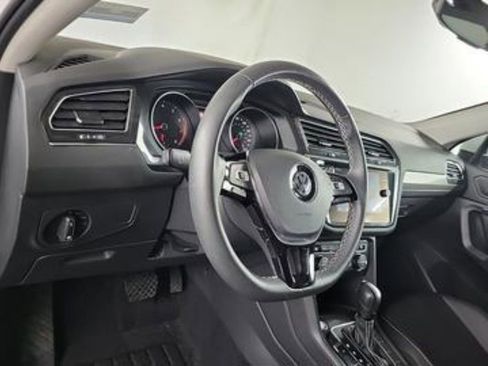 Used 2021 Volkswagen Tiguan SE w/ Panoramic Sunroof Package image 10