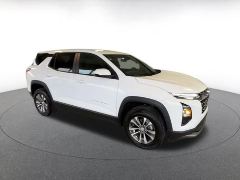 Used 2025 Chevrolet Equinox LT image 2