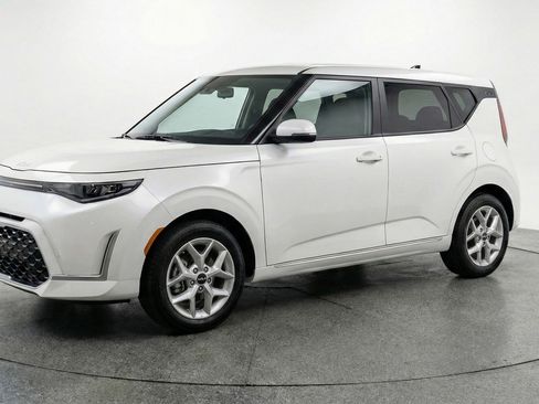 Used 2025 Kia Soul LX w/ LX Technology Package image 3