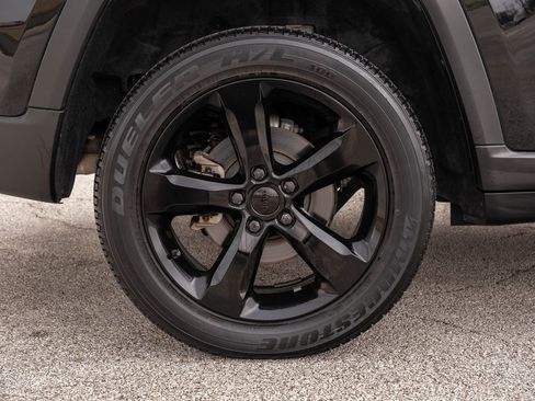 Used 2023 Jeep Grand Cherokee Altitude image 9