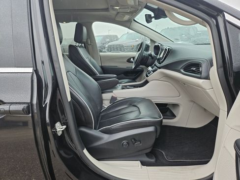 Used 2024 Chrysler Pacifica Limited image 27