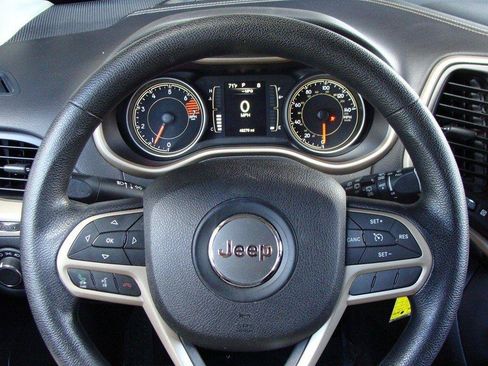Used 2017 Jeep Cherokee Sport FWD image 14