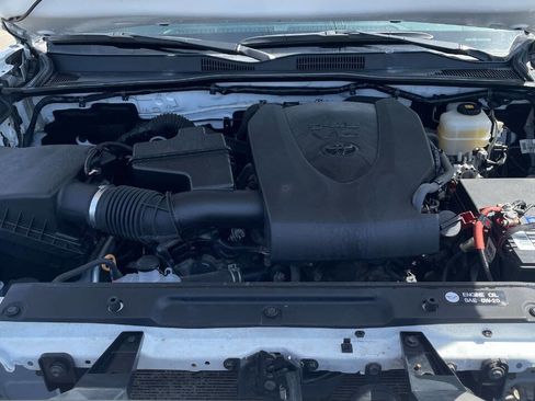 Used 2019 Toyota Tacoma TRD Off-Road AWD/4WD image 14