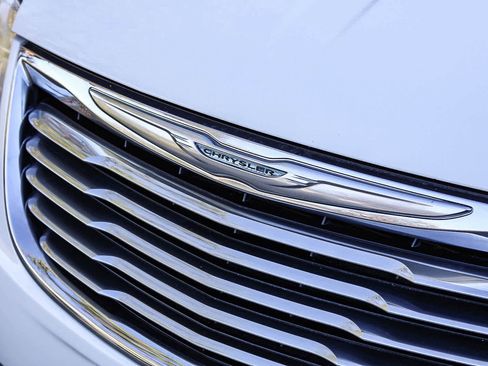 Used 2013 Chrysler Town & Country Touring image 9