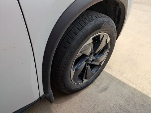 Used 2025 Nissan Rogue SV FWD image 10