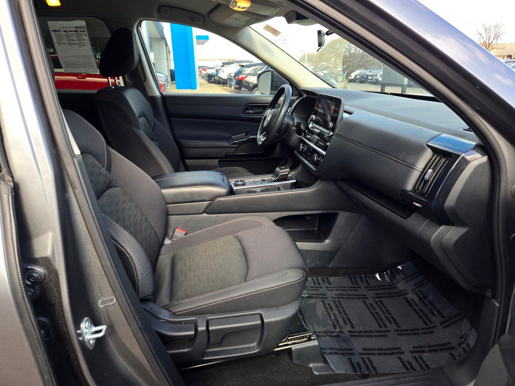 Used 2025 Nissan Pathfinder SV AWD/4WD image 7
