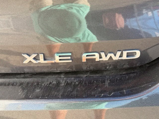 Used 2020 Toyota Highlander XLE AWD/4WD image 11