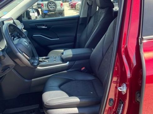 Used 2024 Toyota Highlander XLE AWD/4WD image 5