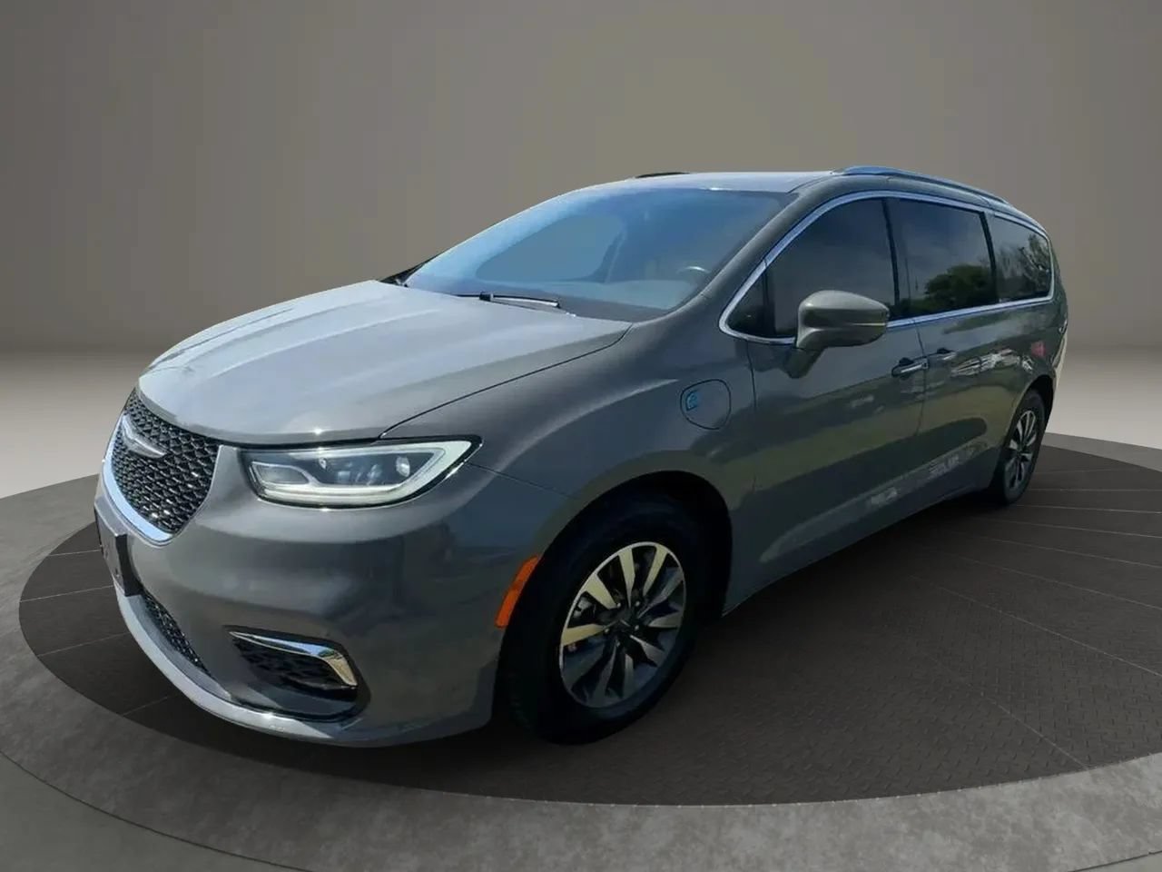 Used 2021 Chrysler Pacifica Touring-L FWD image 3
