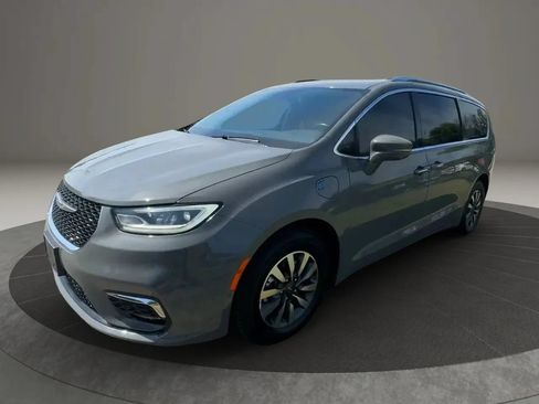 Used 2021 Chrysler Pacifica Touring-L FWD image 3