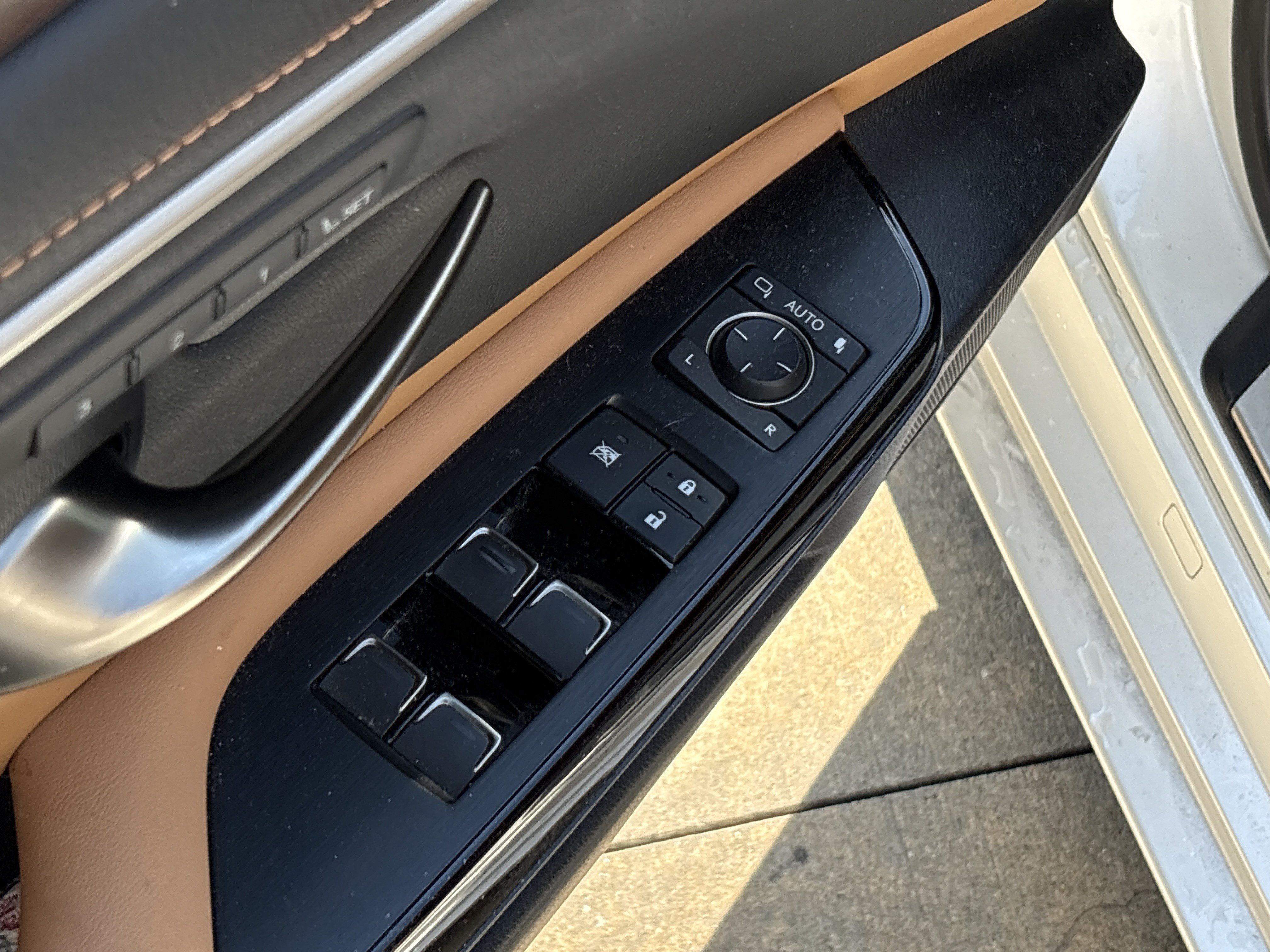 Used 2024 Lexus ES 300h w/ Premium Package FWD image 15