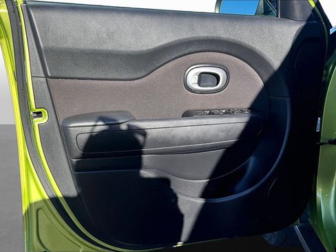 Used 2016 Kia Soul + image 16