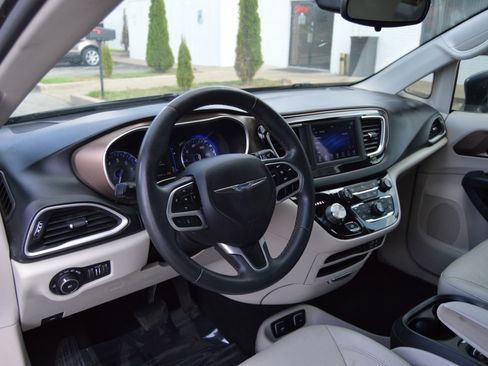 Used 2018 Chrysler Pacifica Touring-L w/ Tire & Wheel Group image 7