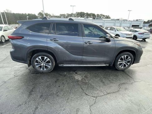 Used 2023 Toyota Highlander XLE image 12