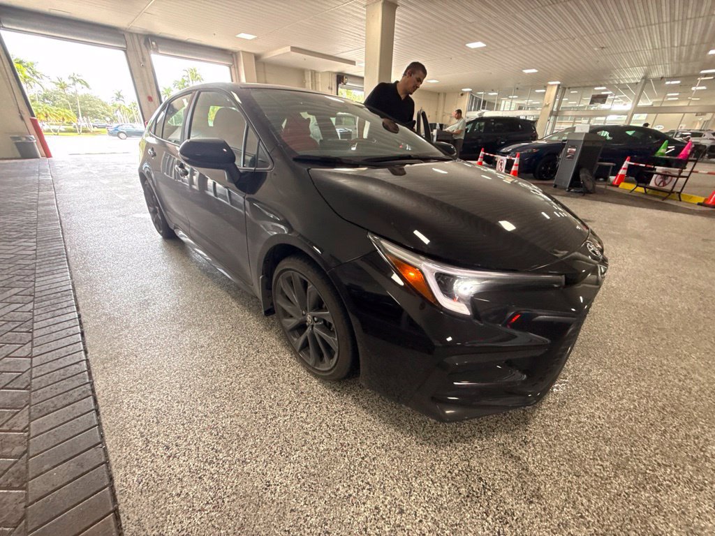 Used 2025 Toyota Corolla SE FWD image 3