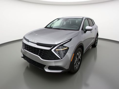 Used 2025 Kia Sportage LX image 3