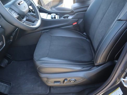 New 2025 Jeep Grand Cherokee Laredo image 11