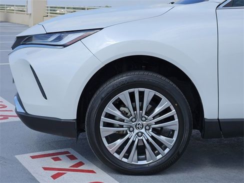 Used 2023 Toyota Venza Limited image 9