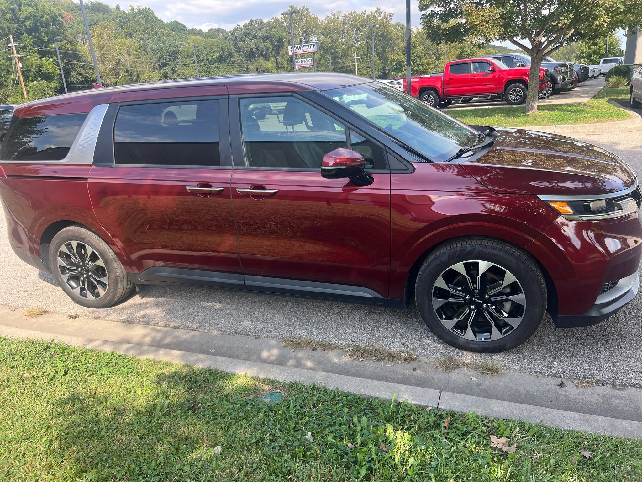 Used 2024 Kia Carnival EX FWD image 4